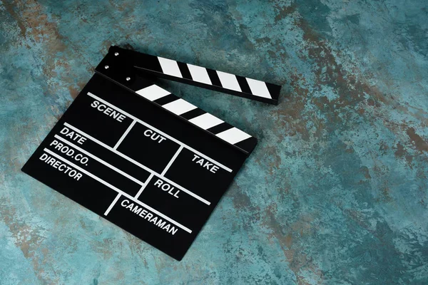 Klappbrett Mit Popcorn Filmkonzept Clapperboard Auf Einem Textuellen Hintergrund Nahaufnahme — Stockfoto