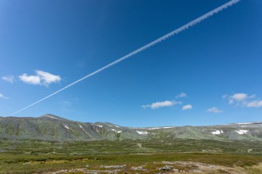 Dağ manzarası, geniş bir manzara, Subpolar Urallar. Açık hava aktiviteleri ve turizm kavramı.