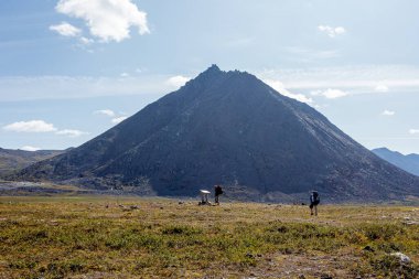 Dağ manzarası, geniş bir manzara, Subpolar Urallar. Açık hava aktiviteleri ve turizm kavramı.