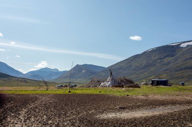 Dağ manzarası, geniş bir manzara, Subpolar Urallar. Açık hava aktiviteleri ve turizm kavramı.