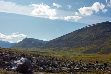 Dağ manzarası, geniş bir manzara, Subpolar Urallar. Açık hava aktiviteleri ve turizm kavramı.