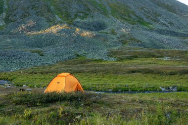 Dağ manzarası, geniş bir manzara, Subpolar Urallar. Açık hava aktiviteleri ve turizm kavramı.