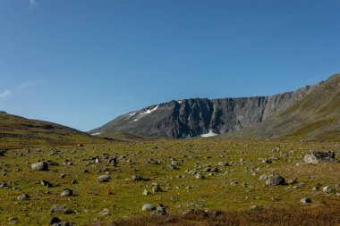 Dağ manzarası, geniş bir manzara, Subpolar Urallar. Açık hava aktiviteleri ve turizm kavramı.