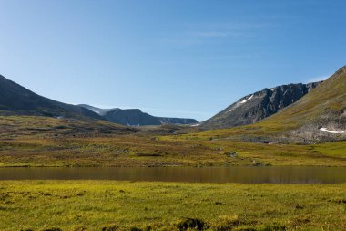 Renksiz bulutsuz gökyüzü ile inanılmaz bir dağ manzarası. Seyahat ve yürüyüş konsepti. Dağ manzarası.