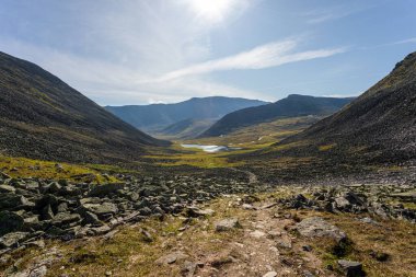 Renksiz bulutsuz gökyüzü ile inanılmaz bir dağ manzarası. Seyahat ve yürüyüş konsepti. Dağ manzarası.