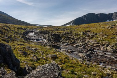 Renksiz bulutsuz gökyüzü ile inanılmaz bir dağ manzarası. Seyahat ve yürüyüş konsepti. Dağ manzarası.
