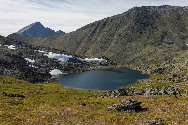 Úžasná Horská Krajina Barevnou Bezmračnou Oblohou Jezerem Úpatí Hory Cestovní — Stock fotografie