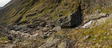 Renksiz bulutsuz gökyüzü ile inanılmaz bir dağ manzarası. Seyahat ve yürüyüş kavramı. Subpolar Urallar..