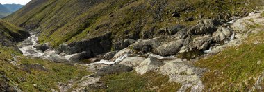 Renksiz bulutsuz gökyüzü ile inanılmaz bir dağ manzarası. Seyahat ve yürüyüş kavramı. Subpolar Urallar..