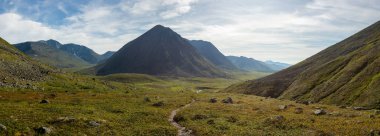 Renksiz bulutsuz gökyüzü ile inanılmaz bir dağ manzarası. Seyahat ve yürüyüş kavramı. Subpolar Urallar..