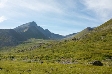 Renksiz bulutsuz gökyüzü ile inanılmaz bir dağ manzarası. Seyahat ve yürüyüş kavramı. Subpolar Urallar..