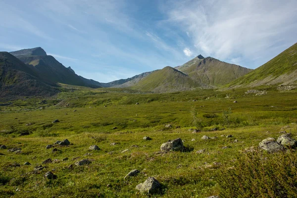 Tolle Berglandschaft Mit Farbenfrohem Wolkenlosem Himmel Reise Und Wanderkonzept Subpolarer — Stockfoto