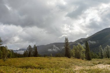 Renkli gökyüzü ile inanılmaz bir dağ manzarası. Seyahat ve yürüyüş konsepti. Alt kutup Uralları.