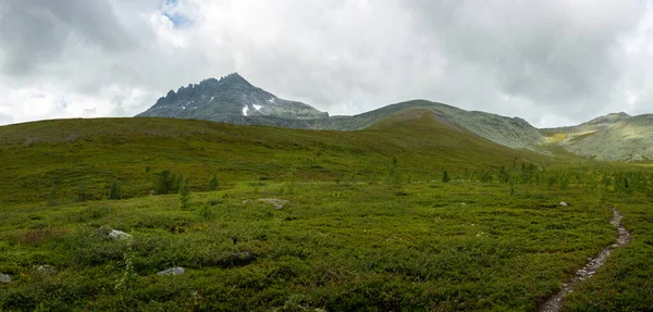 Verbazingwekkend Berglandschap Met Kleurrijke Lucht Reizen Wandelen Concept Subpolaire Oeral — Stockfoto