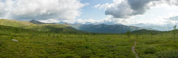 Fantastiskt Bergslandskap Med Färgglad Himmel Rese Och Vandringskoncept Subpolära Uraler — Stockfoto