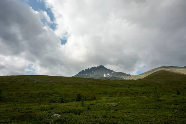 Fantastiskt Bergslandskap Med Färgglad Himmel Rese Och Vandringskoncept Subpolära Uraler — Stockfoto