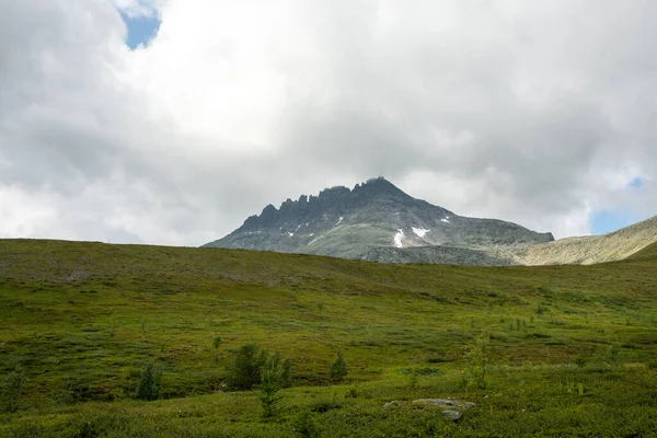 Verbazingwekkend Berglandschap Met Kleurrijke Lucht Reizen Wandelen Concept Subpolaire Oeral — Stockfoto