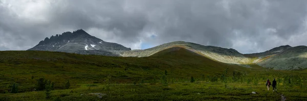 Úžasná Horská Krajina Barevnou Oblohou Cestovní Turistické Pojetí Subpolární Urály — Stock fotografie