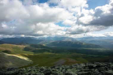 Renkli gökyüzü ile inanılmaz bir dağ manzarası. Seyahat ve yürüyüş konsepti. Alt kutup Uralları.