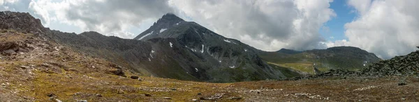 美丽的山景 多彩的天空 旅行和远足的概念 亚极性乌拉尔 — 图库照片