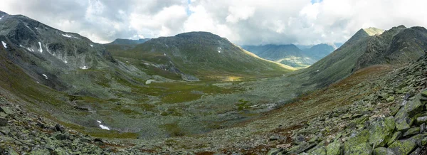 Niesamowity Krajobraz Górski Kolorowym Niebem Koncepcja Podróży Wędrówek Urale Podbiegunowe — Zdjęcie stockowe
