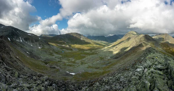 Niesamowity Krajobraz Górski Kolorowym Niebem Koncepcja Podróży Wędrówek Urale Podbiegunowe — Zdjęcie stockowe