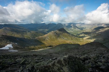 Renkli gökyüzü ile inanılmaz bir dağ manzarası. Seyahat ve yürüyüş konsepti. Dağ manzarası Manaraga Dağı 'ndan Subpolar Ural görünümü.