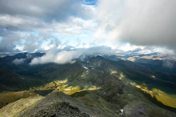 Increíble Paisaje Montaña Con Cielo Colorido Concepto Viaje Senderismo Paisaje —  Fotos de Stock