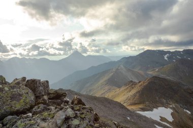 Renkli gökyüzü ile inanılmaz bir dağ manzarası. Seyahat ve yürüyüş konsepti. Dağ manzarası Manaraga Dağı 'ndan Subpolar Ural görünümü.