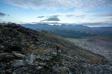 Renkli gökyüzü ile inanılmaz bir dağ manzarası. Seyahat ve yürüyüş konsepti. Dağ manzarası Manaraga Dağı 'ndan Subpolar Ural görünümü.