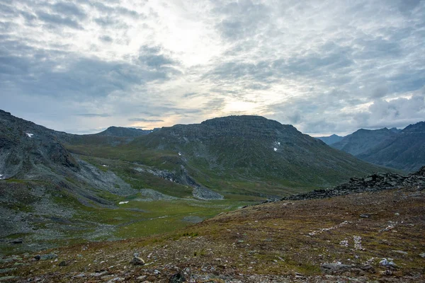 Verbazingwekkend Berglandschap Met Kleurrijke Lucht Reizen Wandelen Concept Subpolaire Oeral — Stockfoto