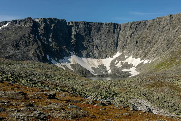 Das Konzept Der Outdoor Aktivitäten Den Bergen Minimalistische Berglandschaft Mit — Stockfoto