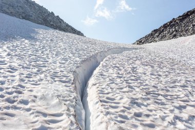 Dağlardaki açık hava aktiviteleri. Geçitte karlı bir tarlası olan, dağın yamacında kar bulunan minimalist dağ manzarası. Karlı tepe. Karlı yamacın atmosferik görüntüsü. Görkemli doğa..