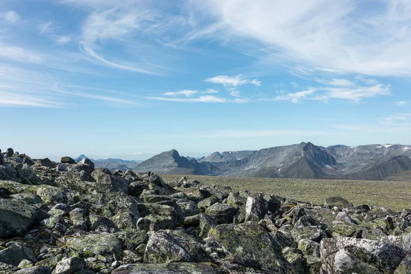 山の中で屋外活動の概念 最小限の山の風景 大気中の眺め 円形のウラル山脈の壮大な自然 ハイキング — ストック写真