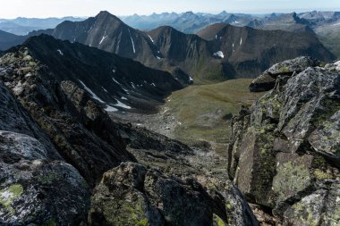 Dağlardaki açık hava aktiviteleri. Minimalist dağ manzarası. Atmosferik görüş. Circumpolar Urallar 'ın görkemli doğası. Yürüyüş.
