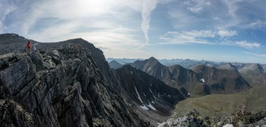 Dağlardaki açık hava aktiviteleri. Minimalist dağ manzarası. Atmosferik görüş. Circumpolar Urallar 'ın görkemli doğası. Yürüyüş.