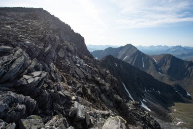 Dağlardaki açık hava aktiviteleri. Minimalist dağ manzarası. Atmosferik görüş. Circumpolar Urallar 'ın görkemli doğası. Yürüyüş.