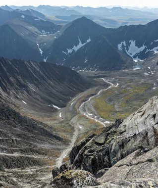 Dağlardaki açık hava aktiviteleri. Minimalist dağ manzarası. Atmosferik görüş. Circumpolar Urallar 'ın görkemli doğası. Yürüyüş.