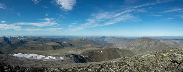 山地户外活动的概念 最低限度的山水景观 大气视图 环极乌拉尔的宏伟性质 徒步旅行 — 图库照片