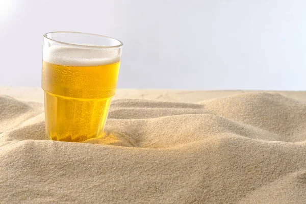 Strandurlaubskonzept Kühle Getränke Strand Sand Kaltes Schaumbier — Stockfoto