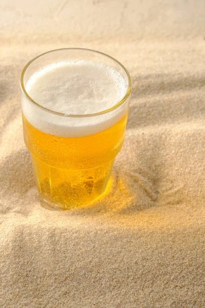 Conceito Férias Praia Bebidas Frescas Areia Praia Cerveja Espumosa Fria — Fotografia de Stock