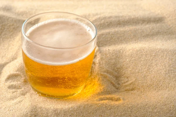 Conceito Férias Praia Bebidas Frescas Areia Praia Cerveja Espumosa Fria — Fotografia de Stock