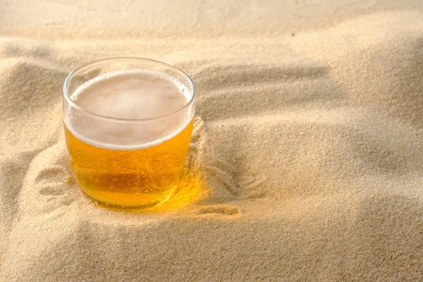 Conceito Férias Praia Bebidas Frescas Areia Praia Cerveja Espumosa Fria — Fotografia de Stock