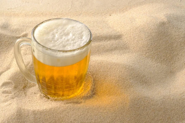 Concepto Vacaciones Playa Bebidas Frescas Arena Playa Cerveza Espumosa Fría —  Fotos de Stock