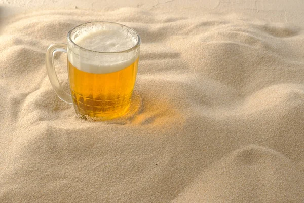 Conceito Férias Praia Bebidas Frescas Areia Praia Cerveja Espumosa Fria — Fotografia de Stock