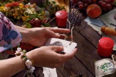 Tahta bir masada hala hayat var. Lavanta tohumları, tomurcuklar ve çiçekler aromaterapi ve bitkisel ilaçlar. Doğada şölen masası. Gündönümü konsepti. Harf.