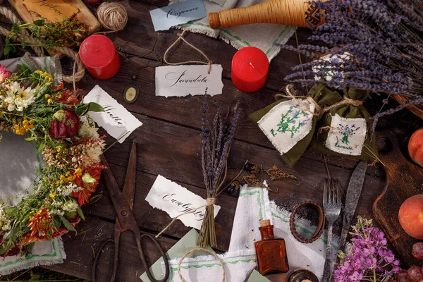 Stilleven Een Houten Tafel Lavendelzaden Knoppen Bloemen Aromatherapie Kruidengeneeskunde Feestelijke — Stockfoto