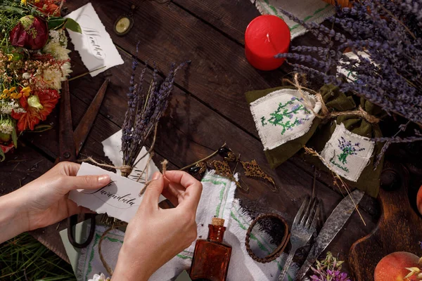 Stilleven Een Houten Tafel Lavendelzaden Knoppen Bloemen Aromatherapie Kruidengeneeskunde Feestelijke — Stockfoto