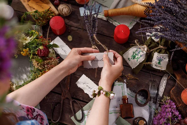 Stilleven Een Houten Tafel Lavendelzaden Knoppen Bloemen Aromatherapie Kruidengeneeskunde Feestelijke — Stockfoto