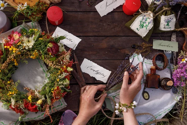 Stilleven Een Houten Tafel Lavendelzaden Knoppen Bloemen Aromatherapie Kruidengeneeskunde Feestelijke — Stockfoto